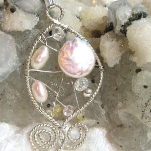 ARTISAN IREDESCENT PINK FREEFORM COIN PEARL NECKLACE IN STERLING SILVER